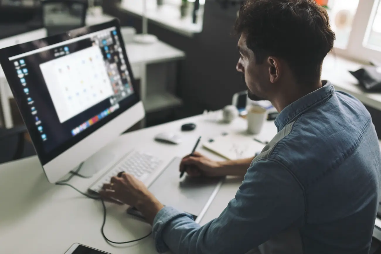 Diseñador trabajando una identidad visual en su computadora