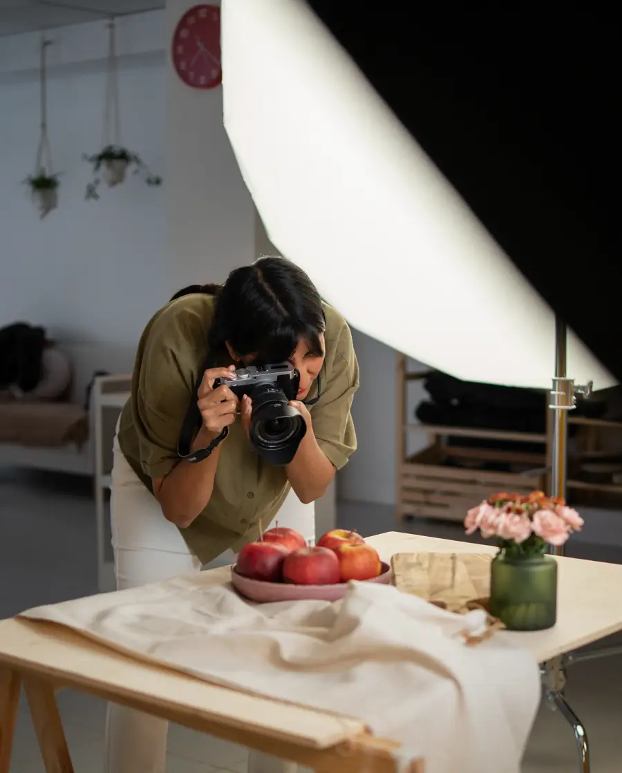 Fotógrafa haciendo una toma de producto en estudio